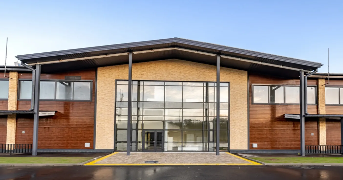 Основной корпус конноспортивного клуба «Эквинар»